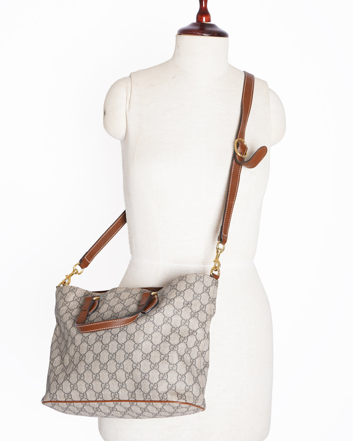 Gucci GG Supreme Shoulder Bag WIth Crossbody Strap