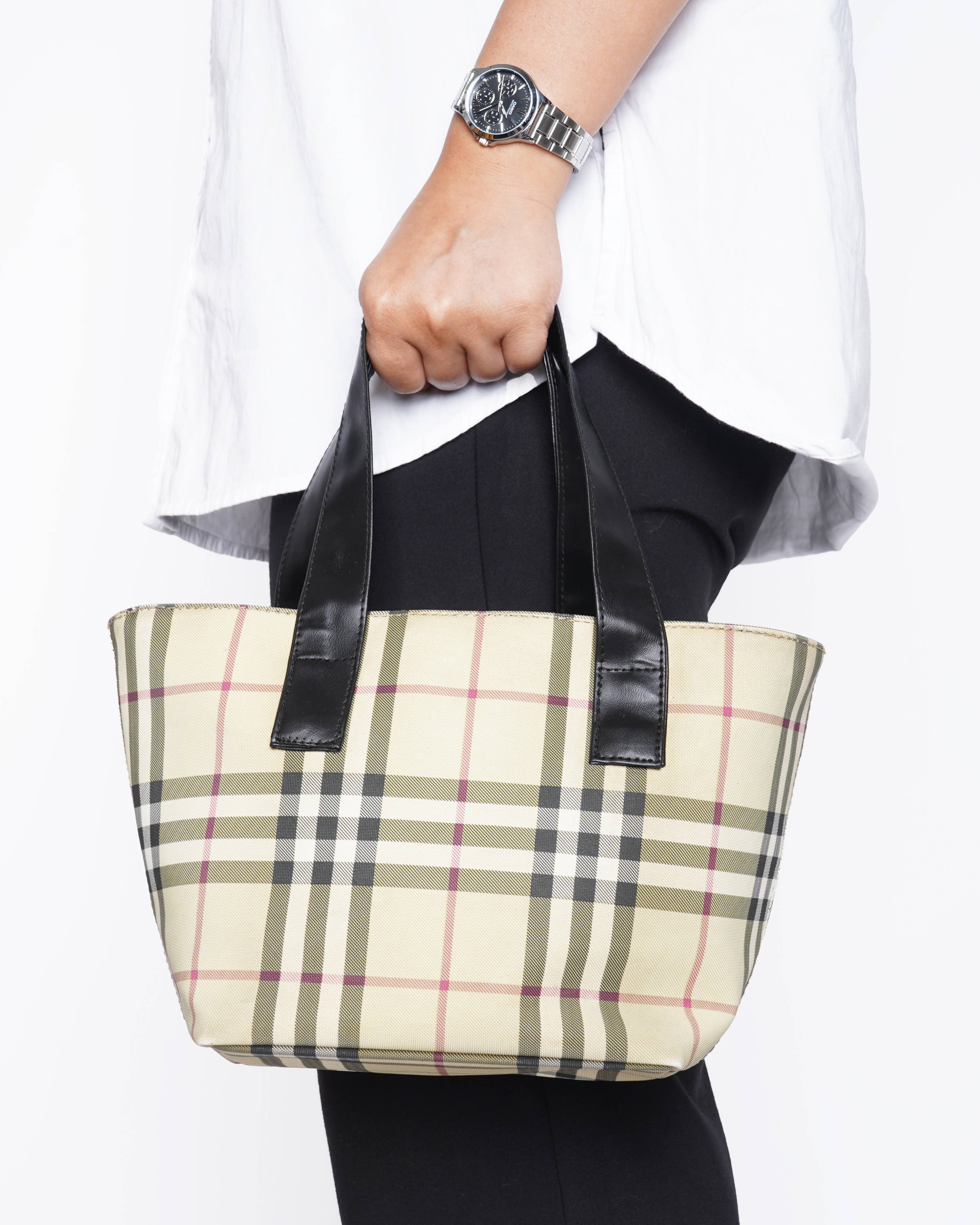 Burberry signature tote bag
