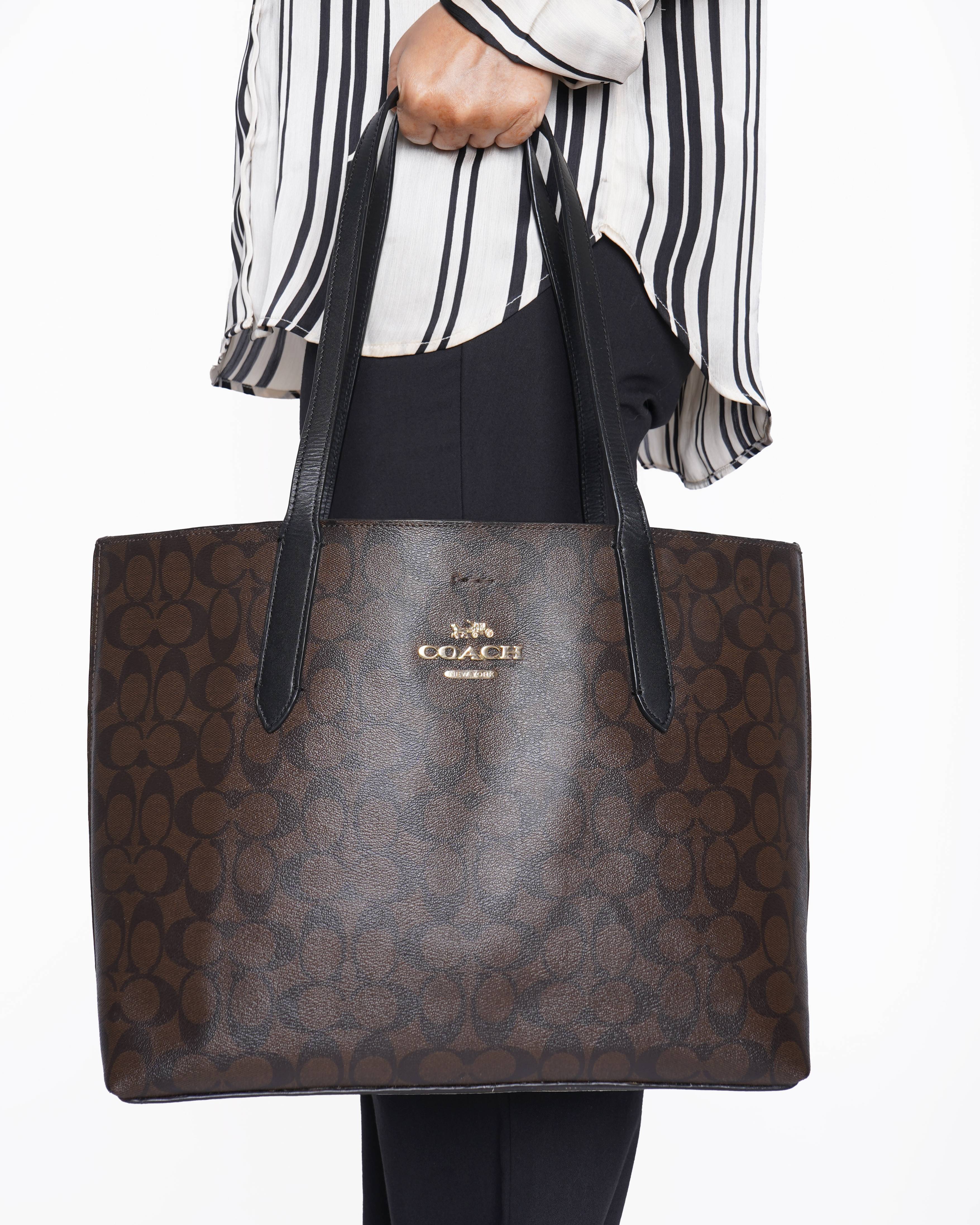 Coach 
Signature Coated Canvas Avenue Tote
