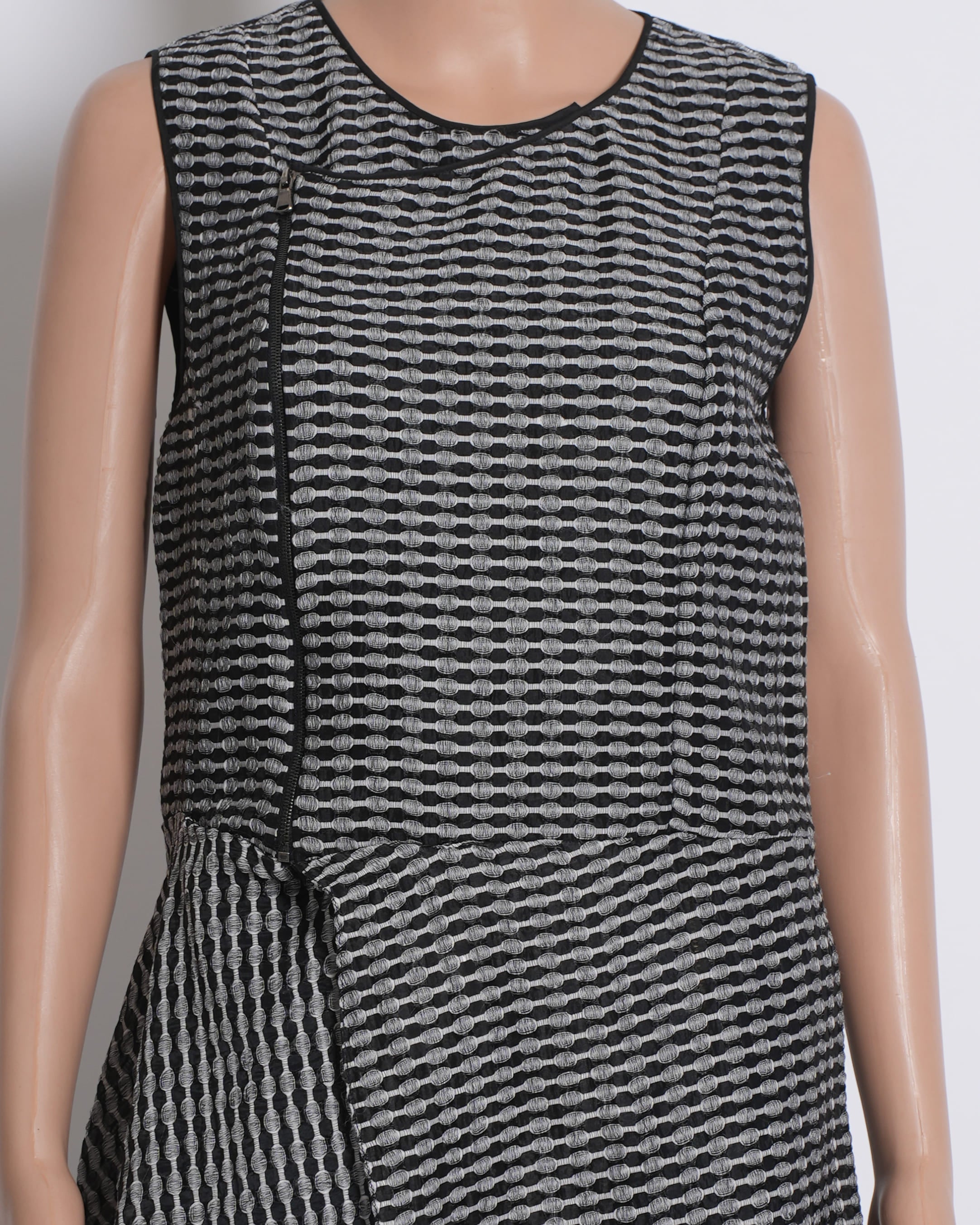 Rohit Gandhi + Rahul Khanna Black & White Asymmetric Hem Top