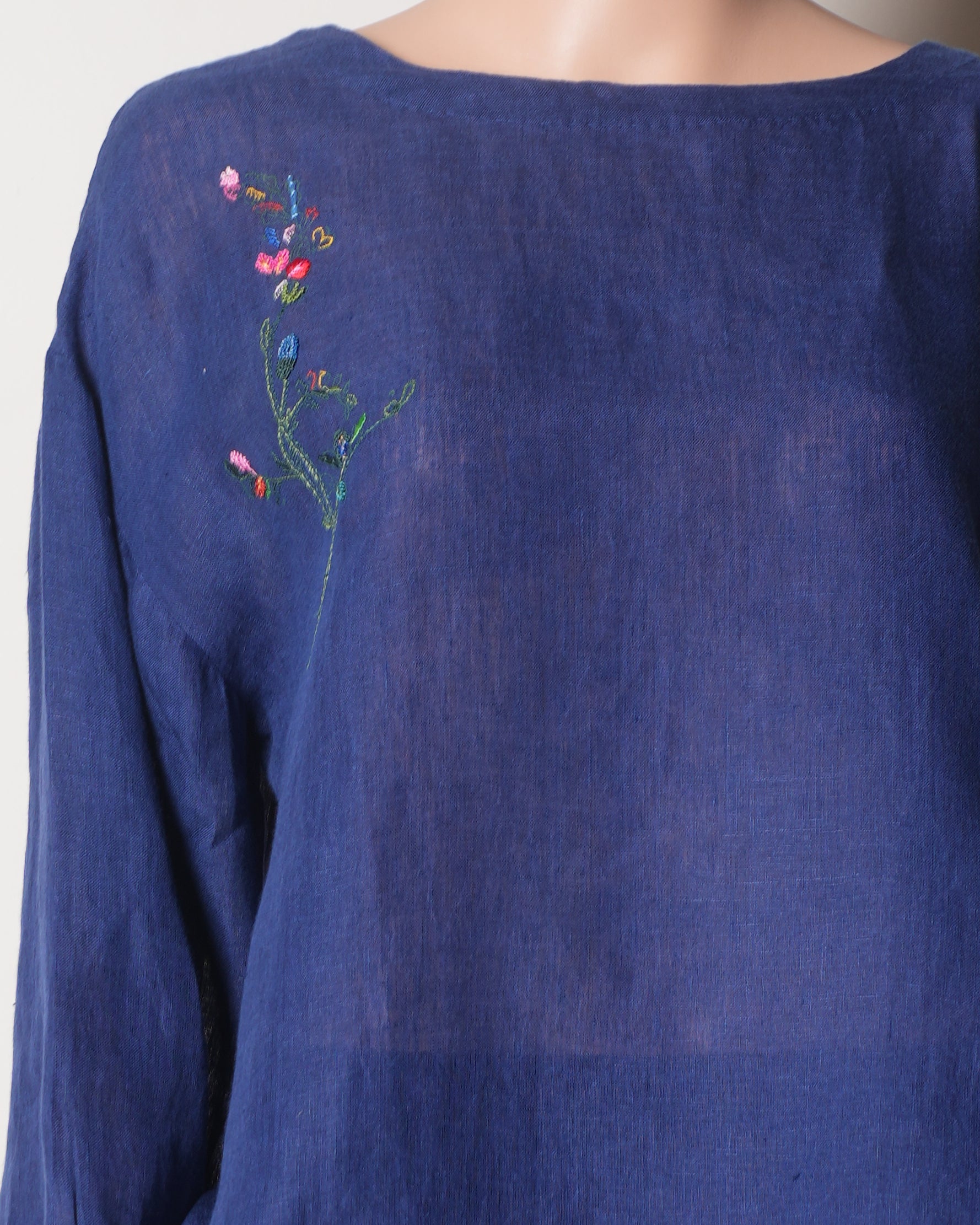 New Eka Linen Top With Floral Work On It