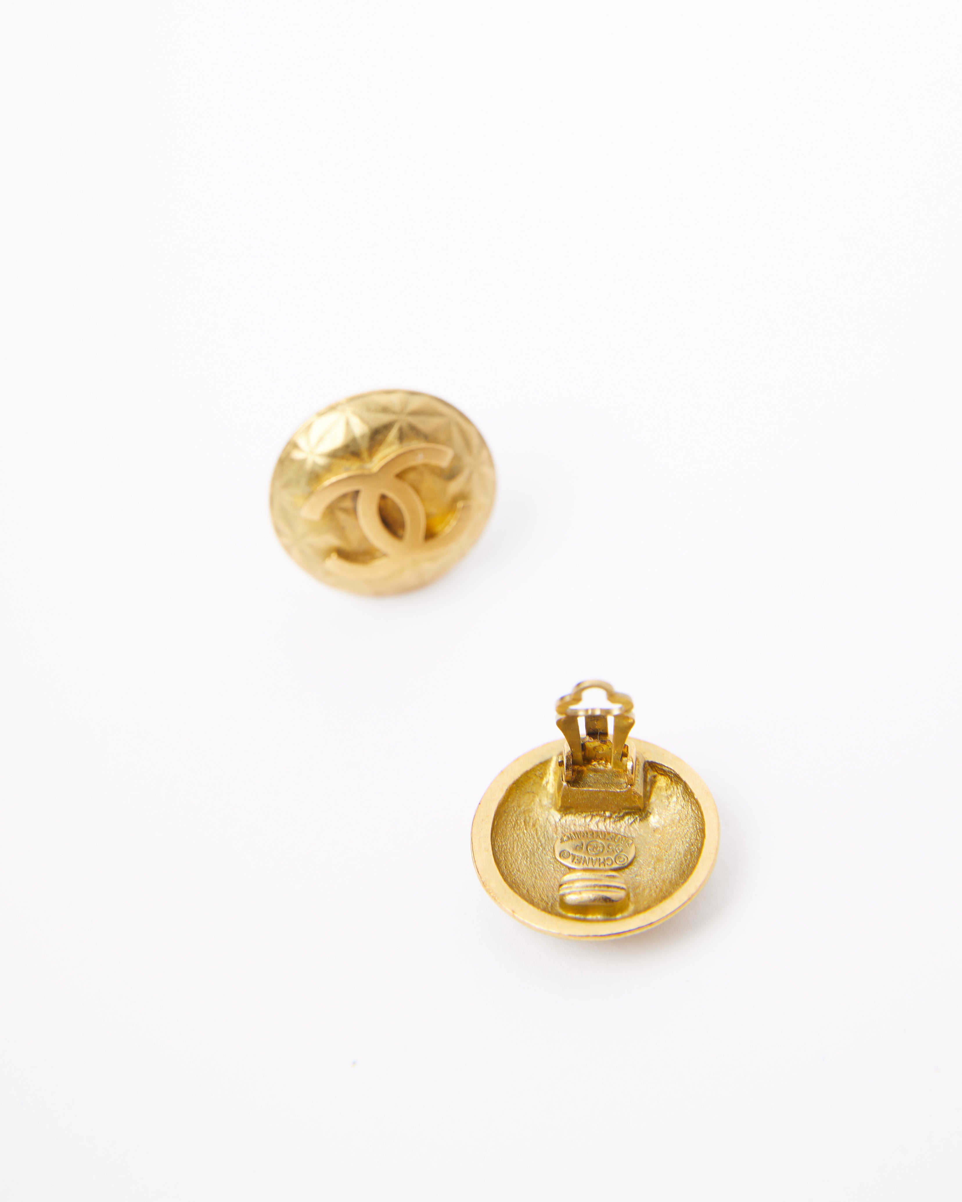 Vintage chanel Gold pleated Earing