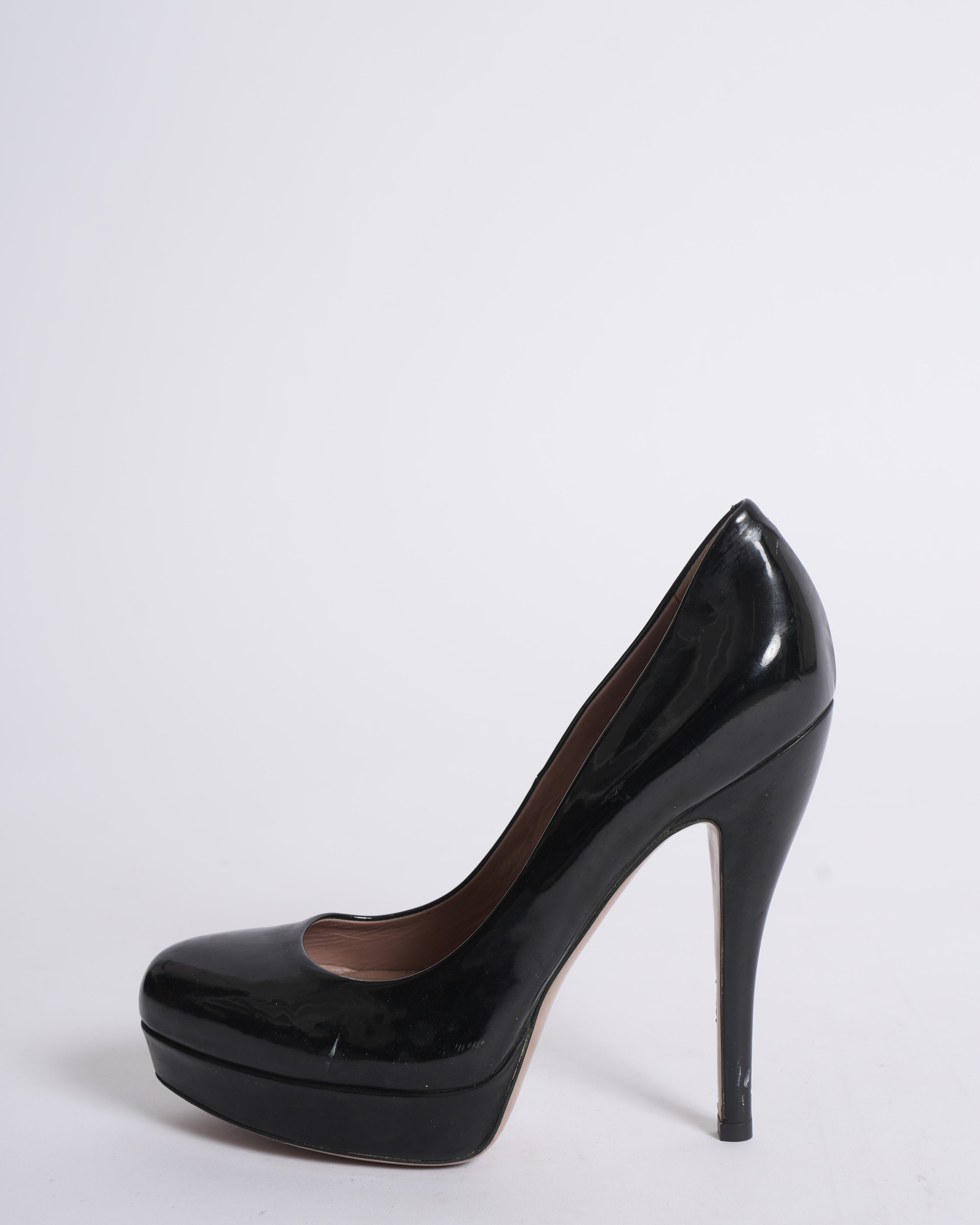 Gucci Patent Leather Round Toe Heels In Black