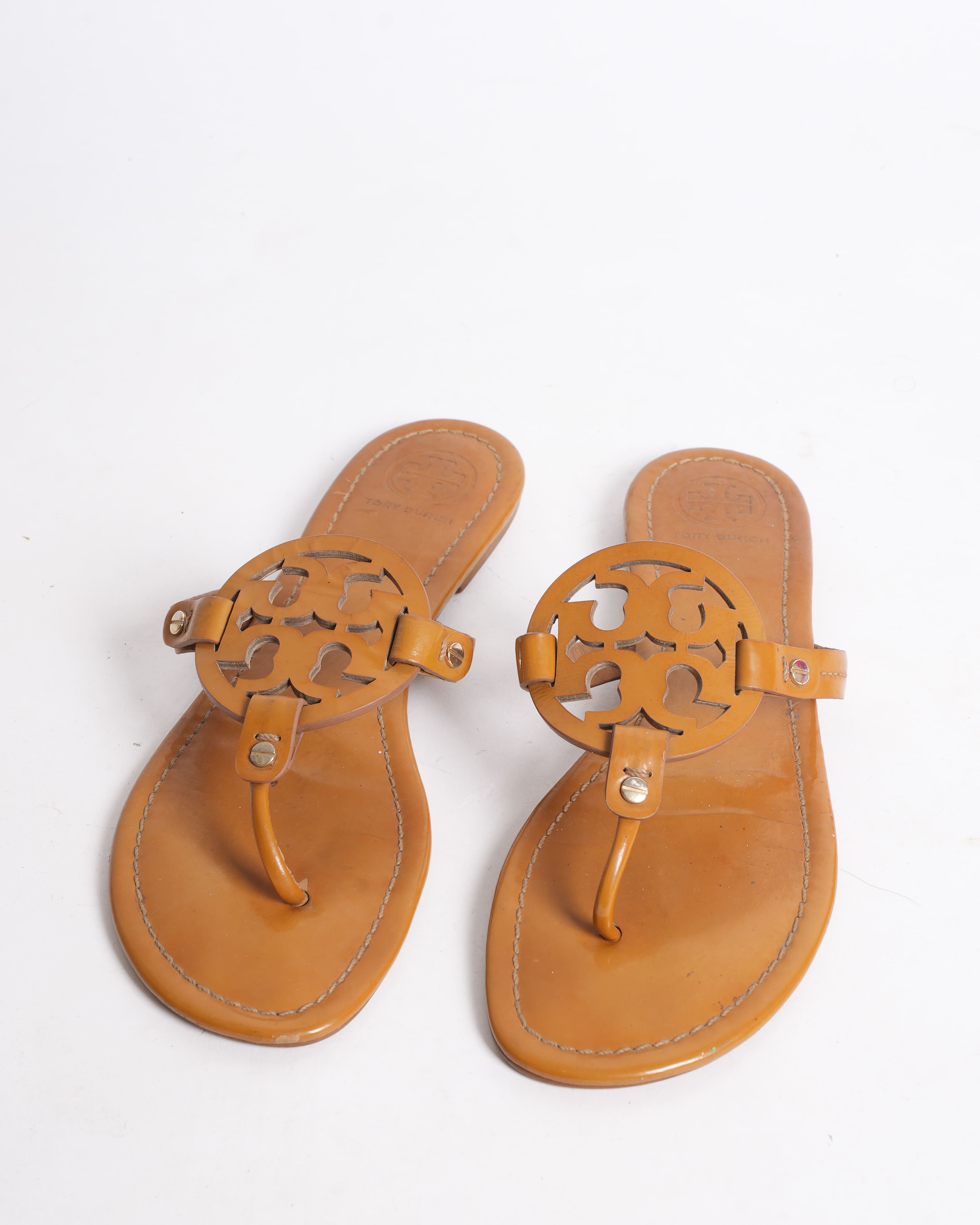 Tory Burch Logo Flats In Tan Patent Leather