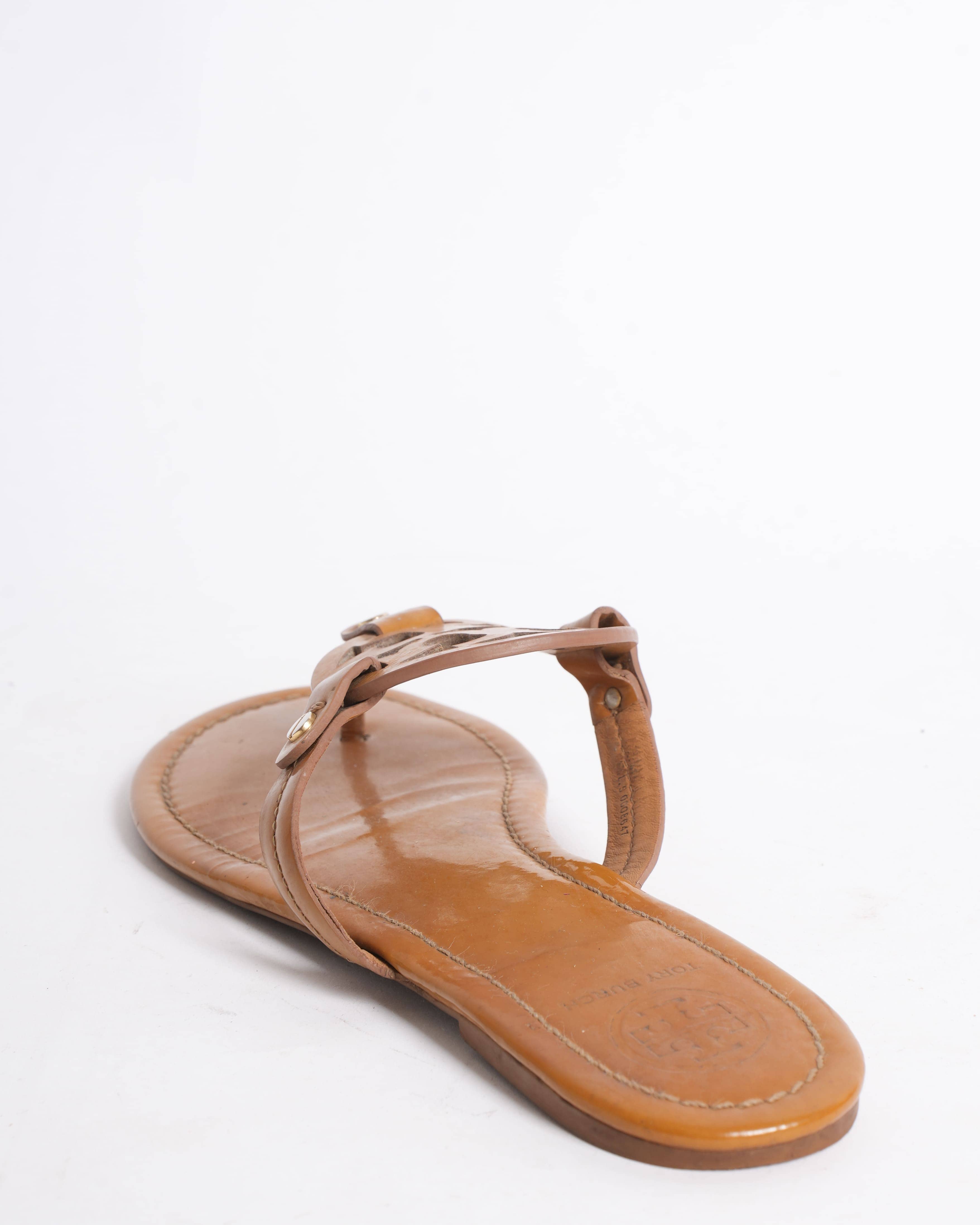 Tory Burch Logo Flats In Tan Patent Leather