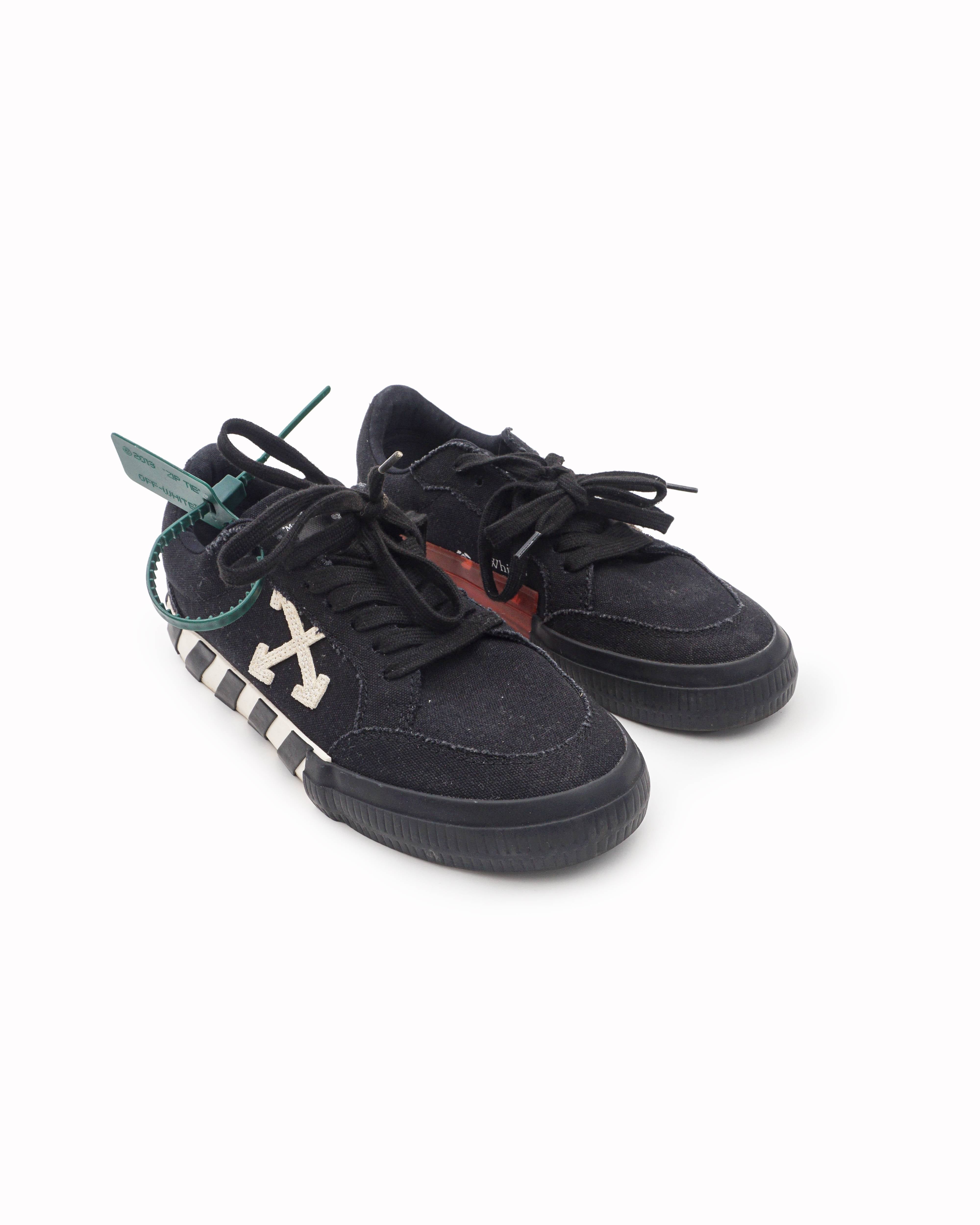 Off-White Black Canvas Arrows Low-Top Sneakers