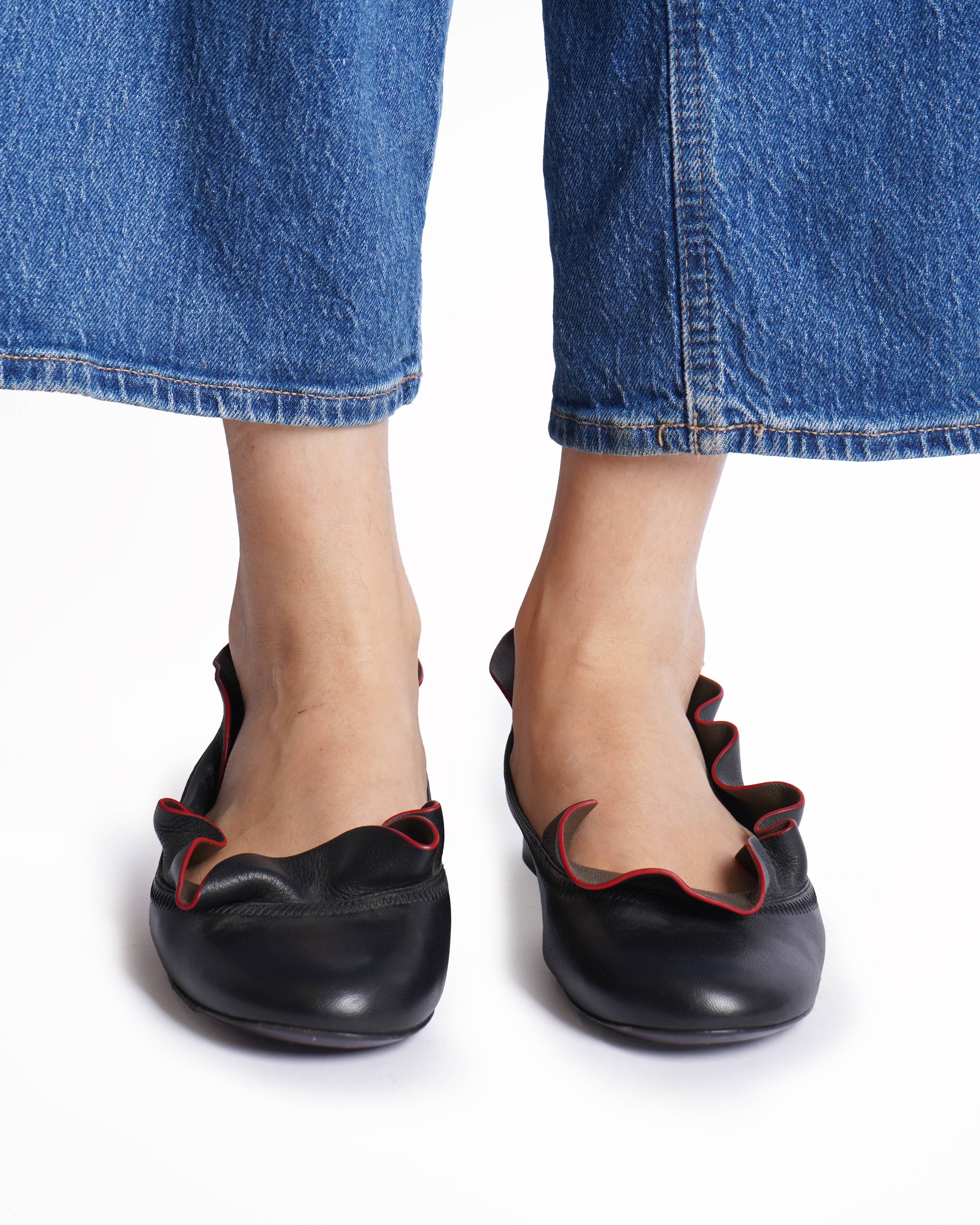Fendi Leather Ruffle Ballet Flats In Black