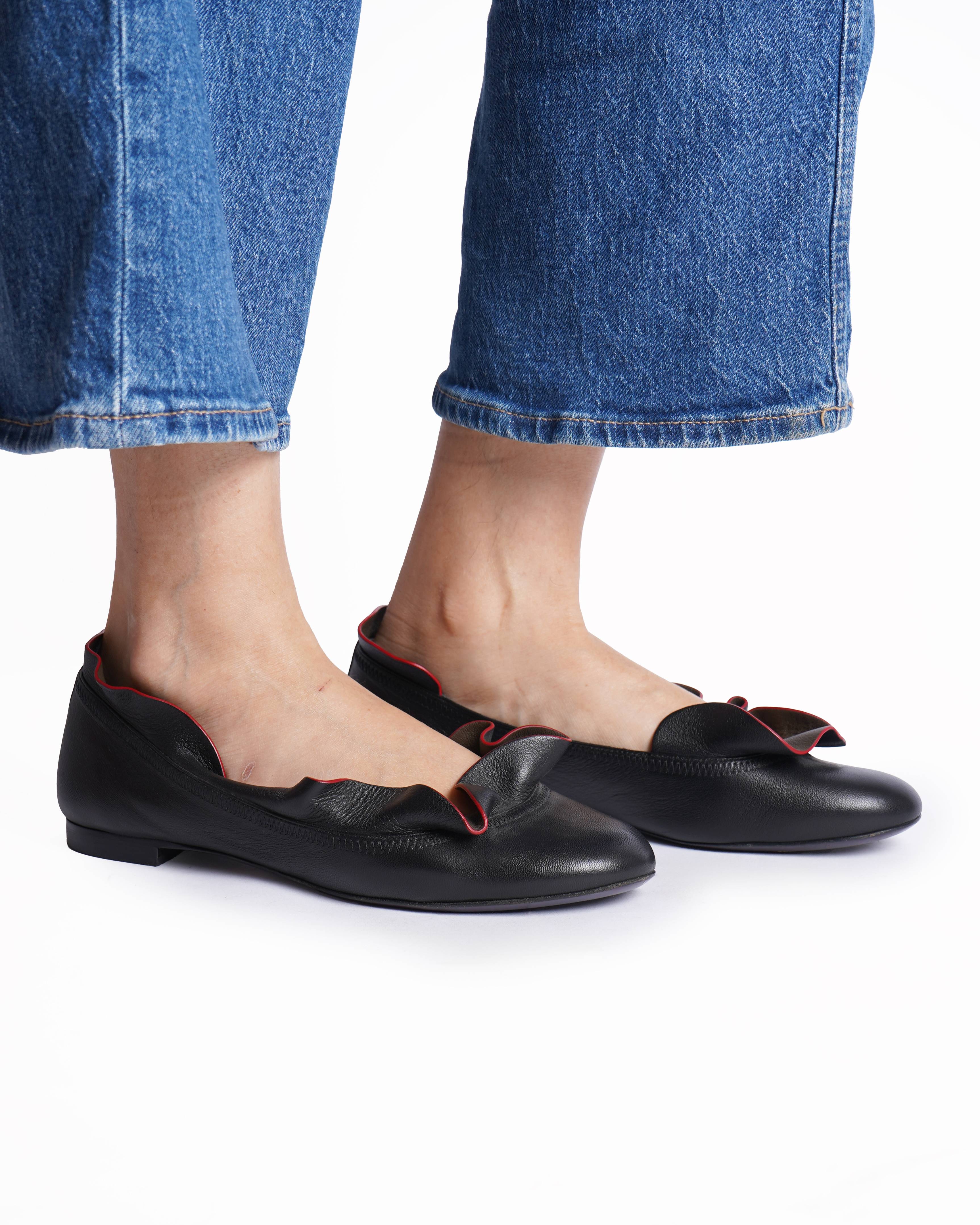 Fendi Leather Ruffle Ballet Flats In Black