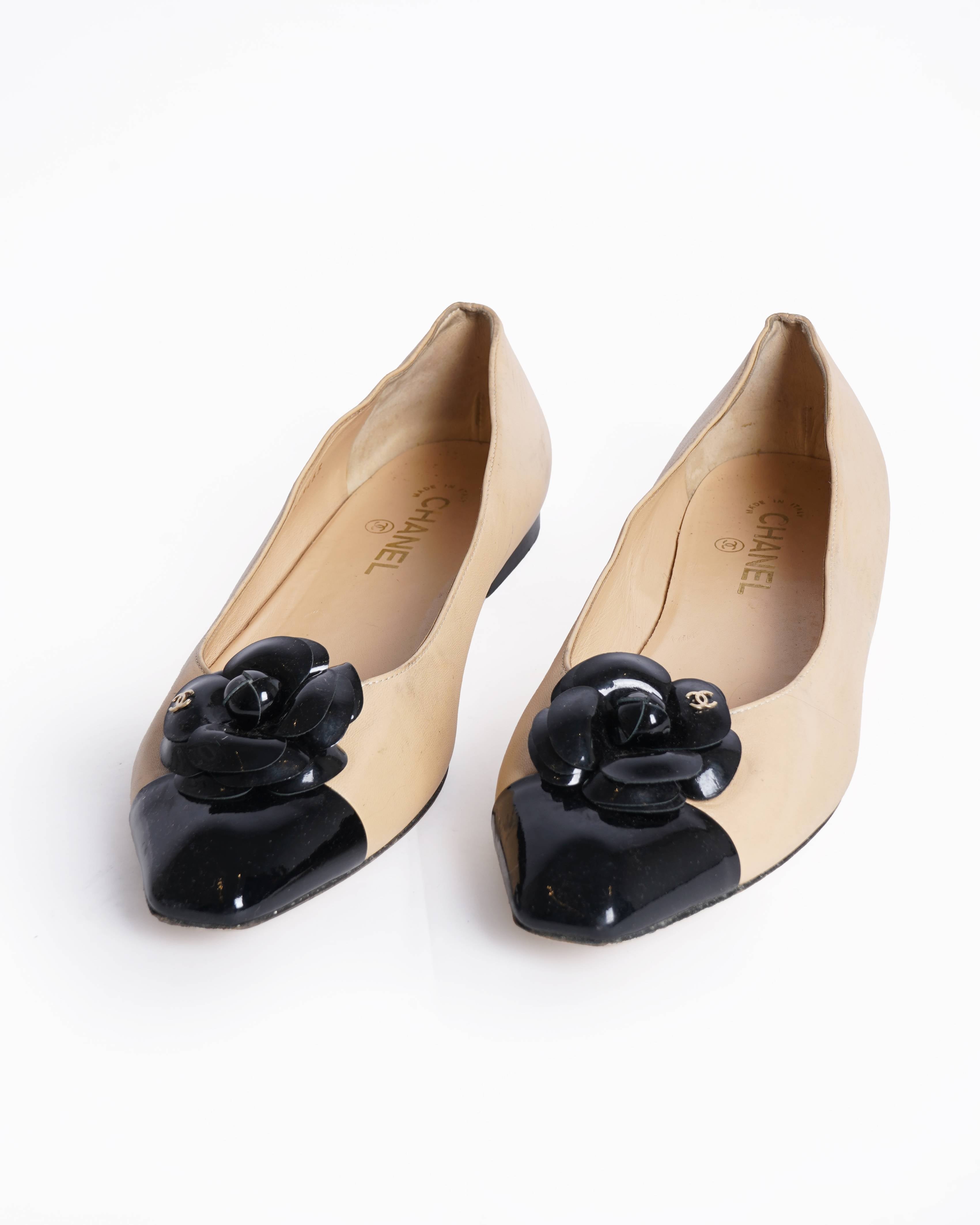 Chanel camelia black patent leather ballet flats