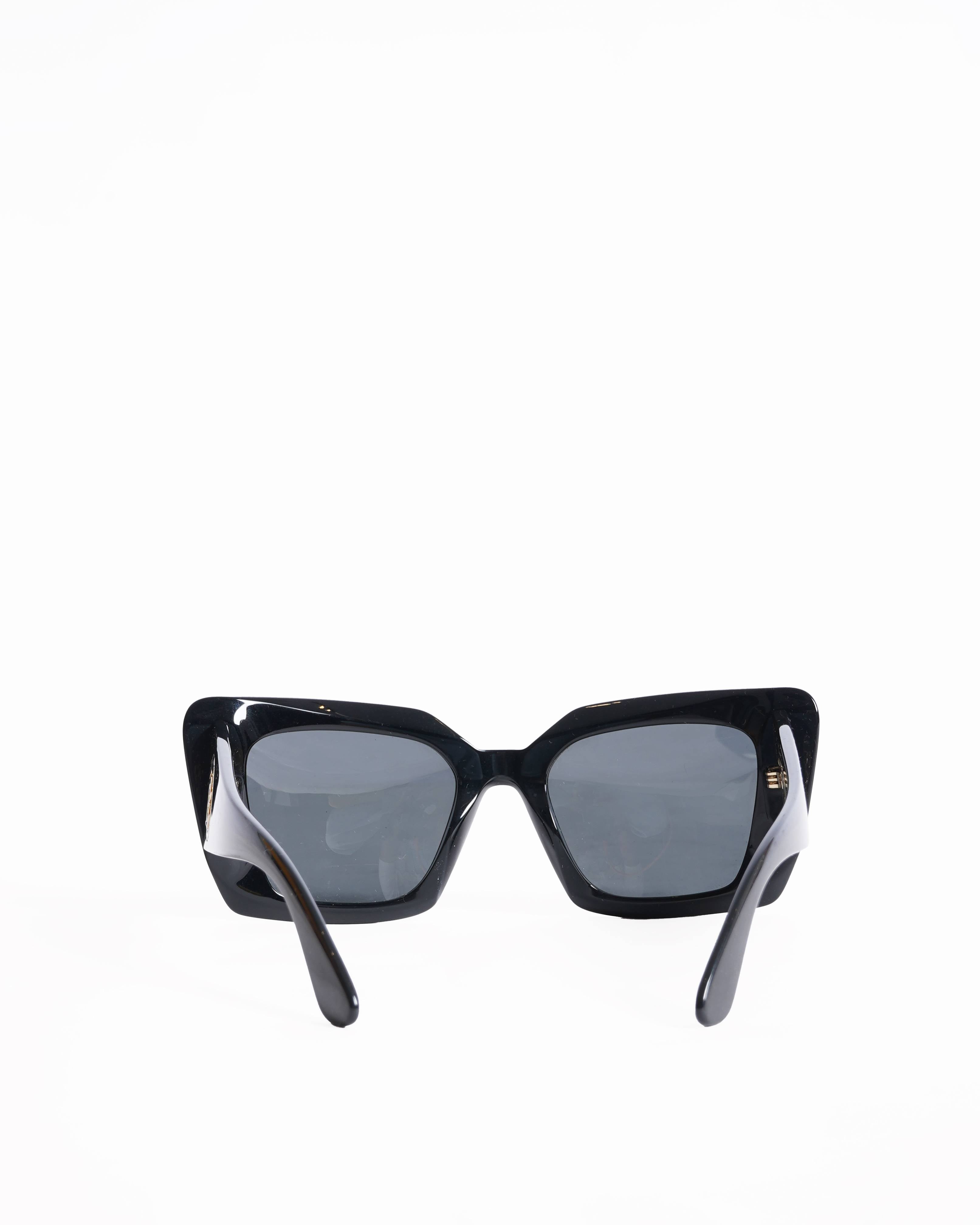 Burberry daisy black square sunglasses