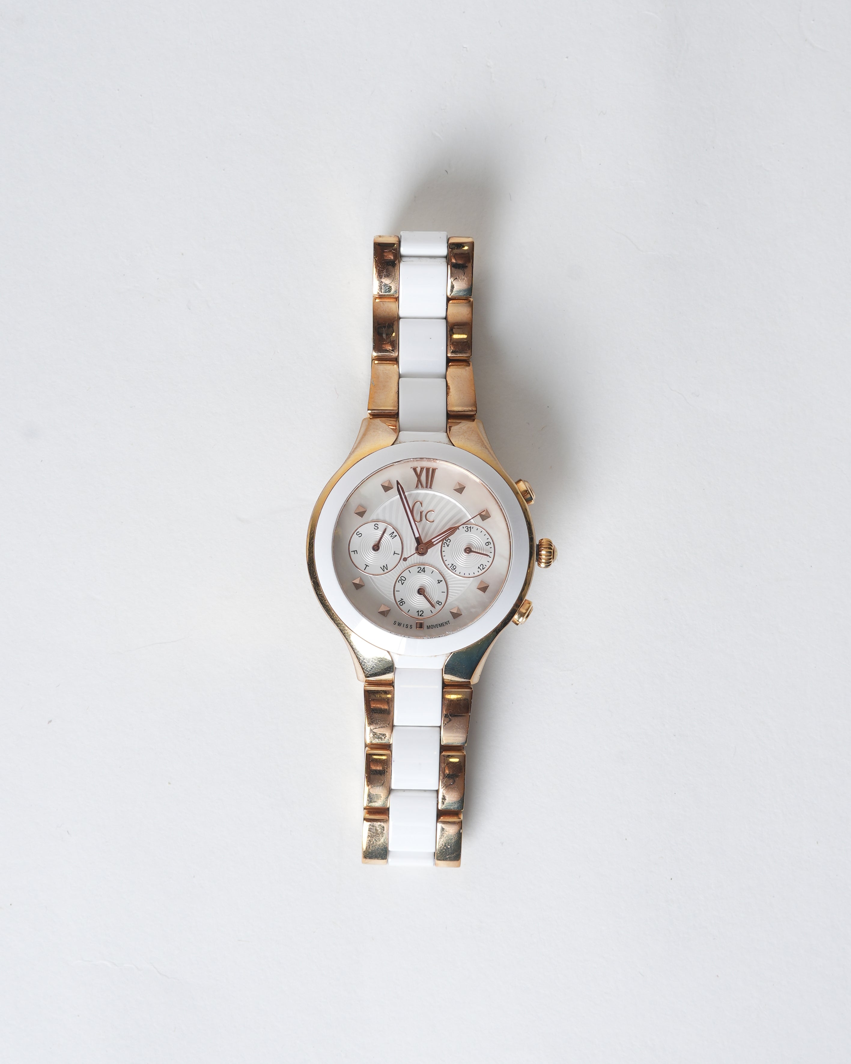 Guess Chronograph Steel Analog White Dial Women Watch In White & Golden